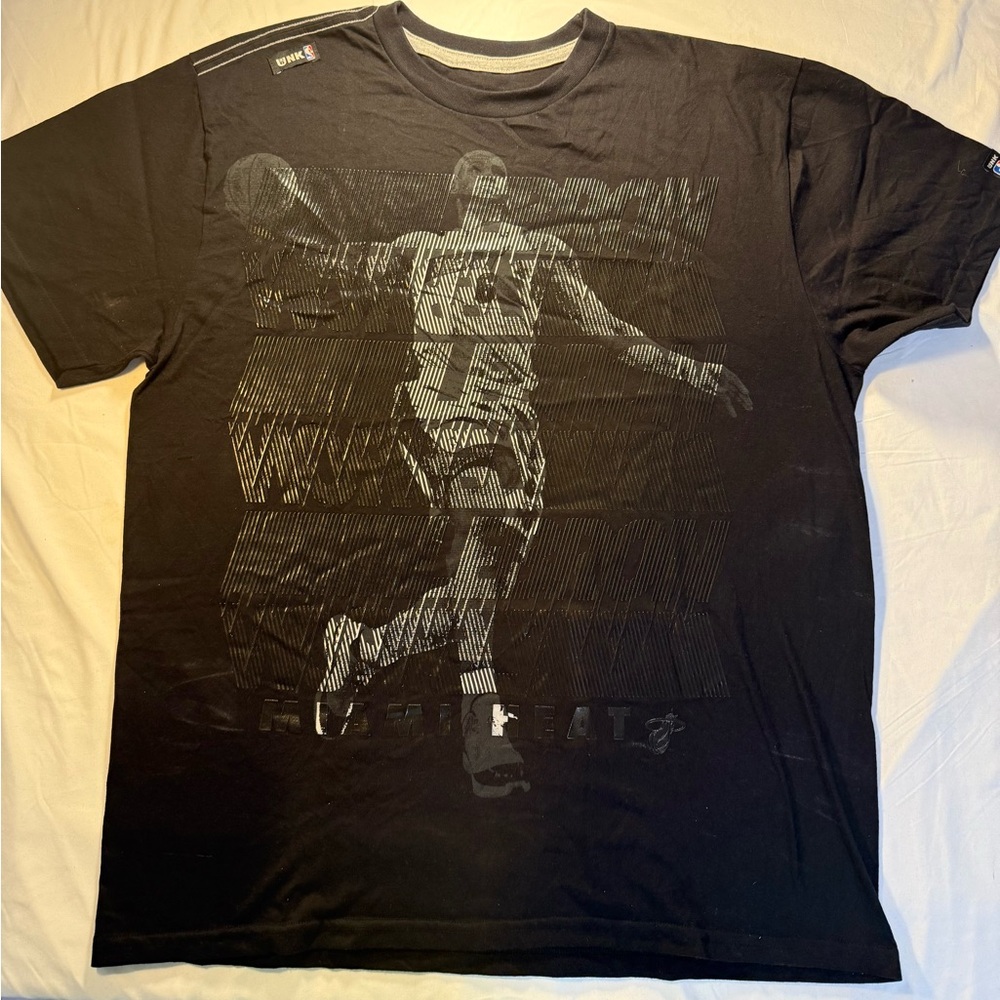 UNK NBA Lebron James MIAMI HEAT Mens Black T shirt Size L Graphic Rubbery Print